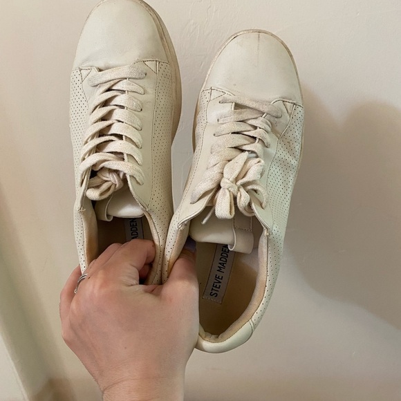 STEVE MADDEN DODGER CREAM IVORY PERFORATED FASHION SNEAKERS SIZE 8.5 - Picture 3 of 7